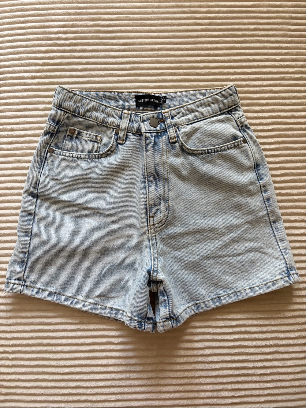 PrettyLittleThing Light Wash High Waisted Denim Shorts Size 2